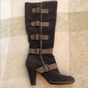 Leather suede boots with buckles
